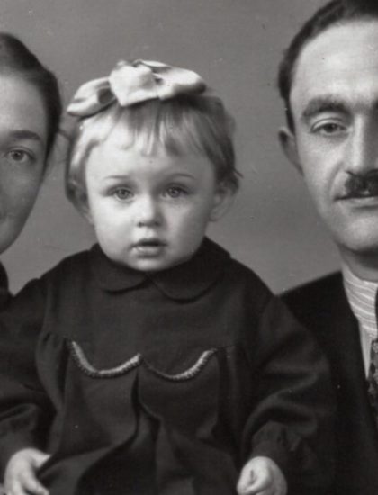 6_Ellen with parents (1)