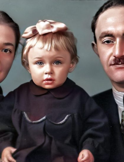 6_Ellen with parents_Final